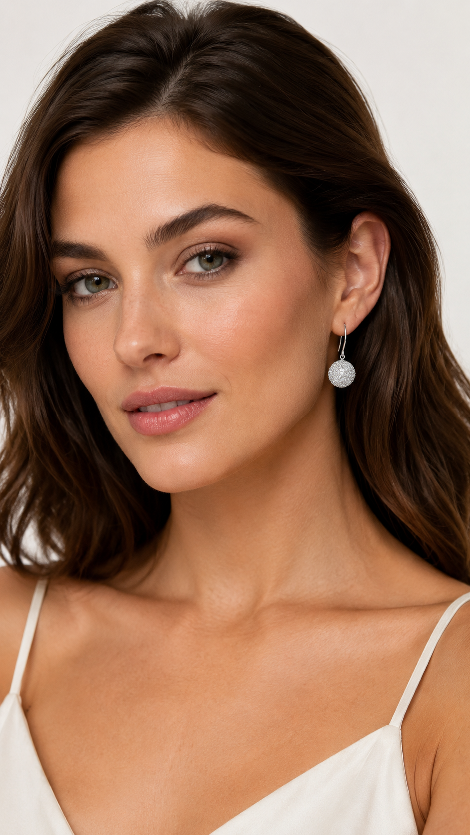 B. Ball Earr - Ag925Crystal - imagen modelo 1