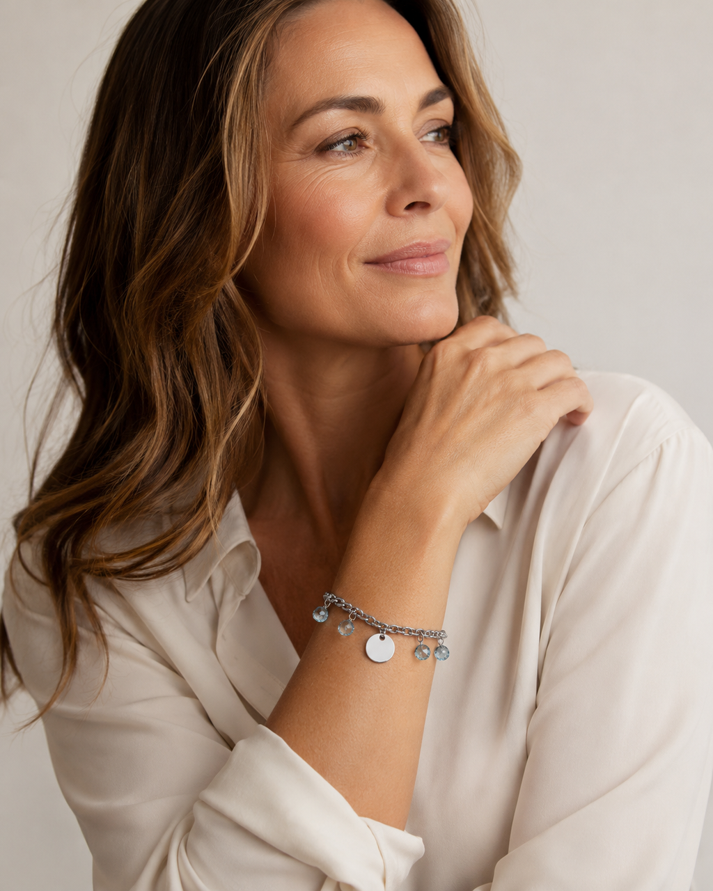 Onmia Bracelet Blue - imagen modelo 2